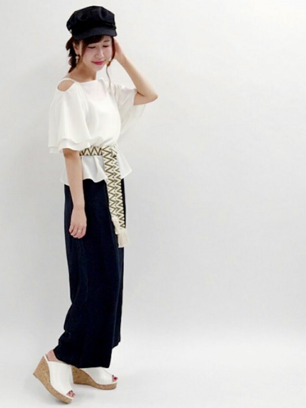 「オトナカジュアル、outfit、きれいめカジュアル、カジュアル、ラフ、ootd、キャップ、オフショル、ホワイト、キャップ女子」｜「archivesのアフガン調ナロウベルト（ベルト、グリーン系）」を使った、archivesさん（レディース・162cm）の春コーディネートの1枚目の写真