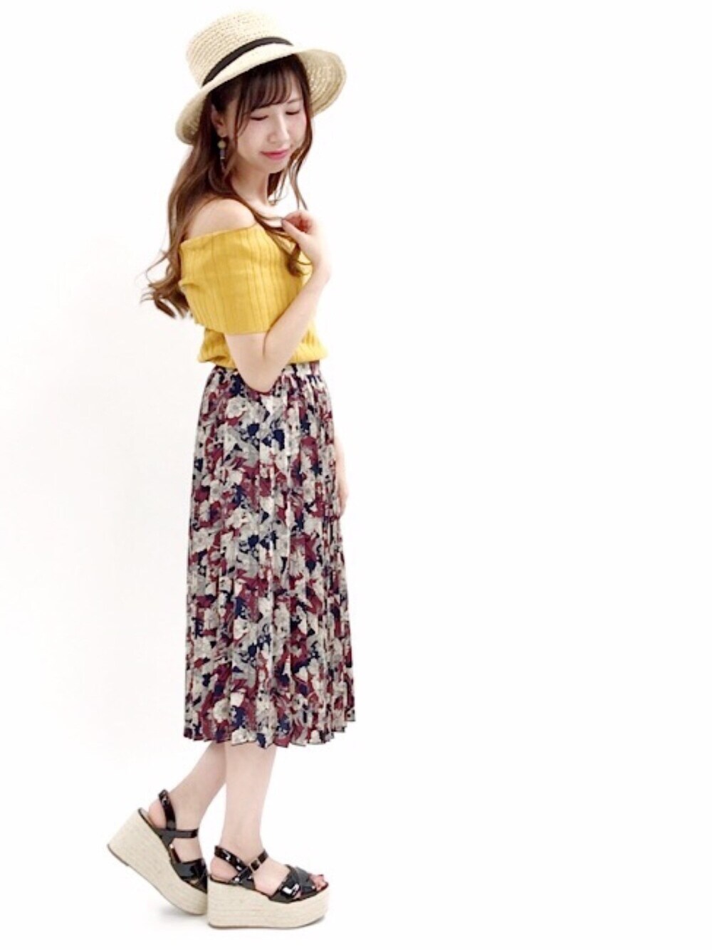 「イエロー、夏、花柄スカート、花柄、オフショル、帽子、summer、フェミニン、サンダル、シンプルコーデ」｜「archivesのブレイドハット（ハット、ベージュ系）」を使った、archivesさん（レディース・162cm）の夏コーディネートの1枚目の写真