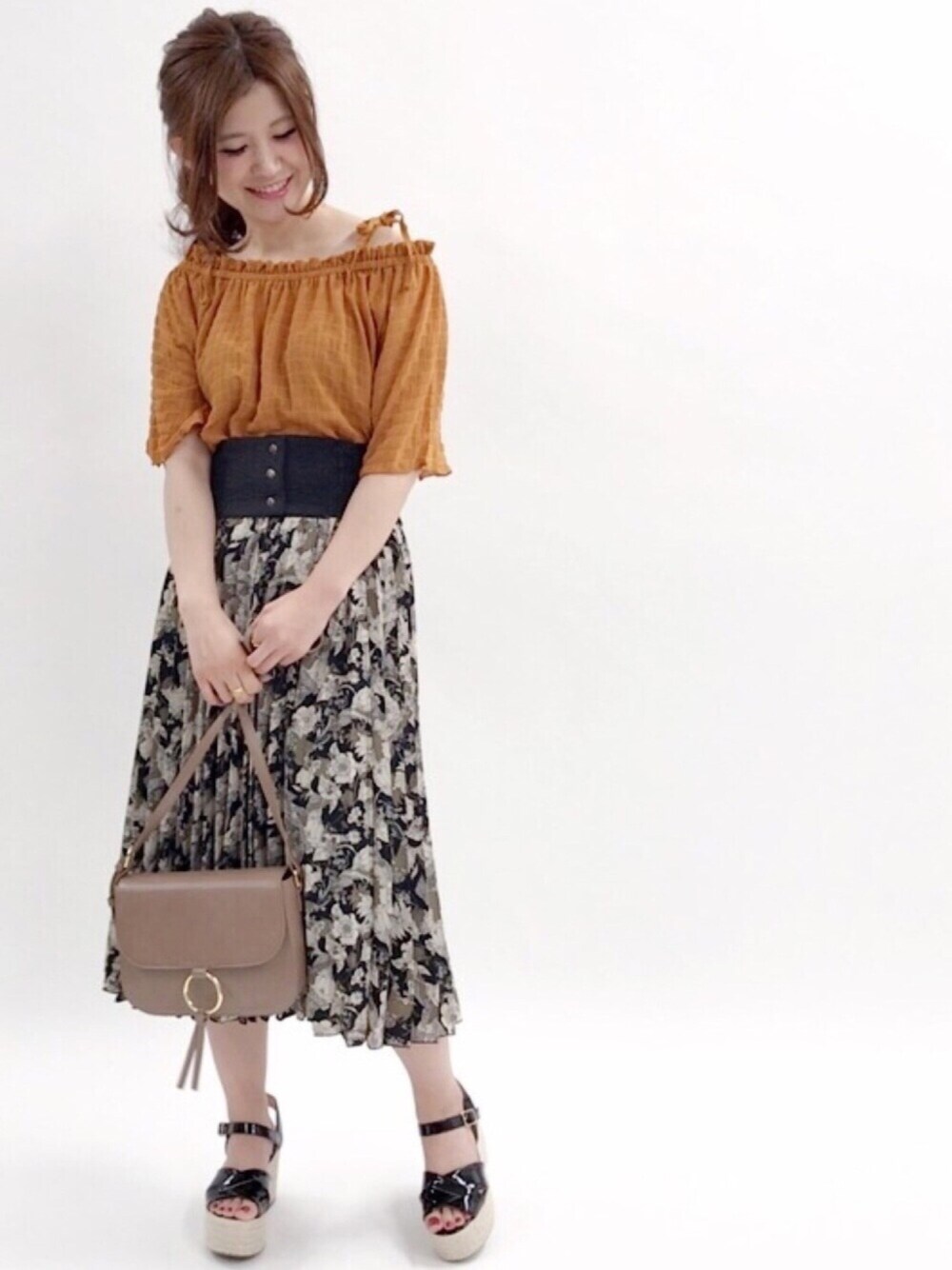 イエロー系のシャツ/ブラウス、ブラウン系のショルダーバッグ、ブラック系のサンダルを着用したレディースの夏コーディネートの1枚目の写真