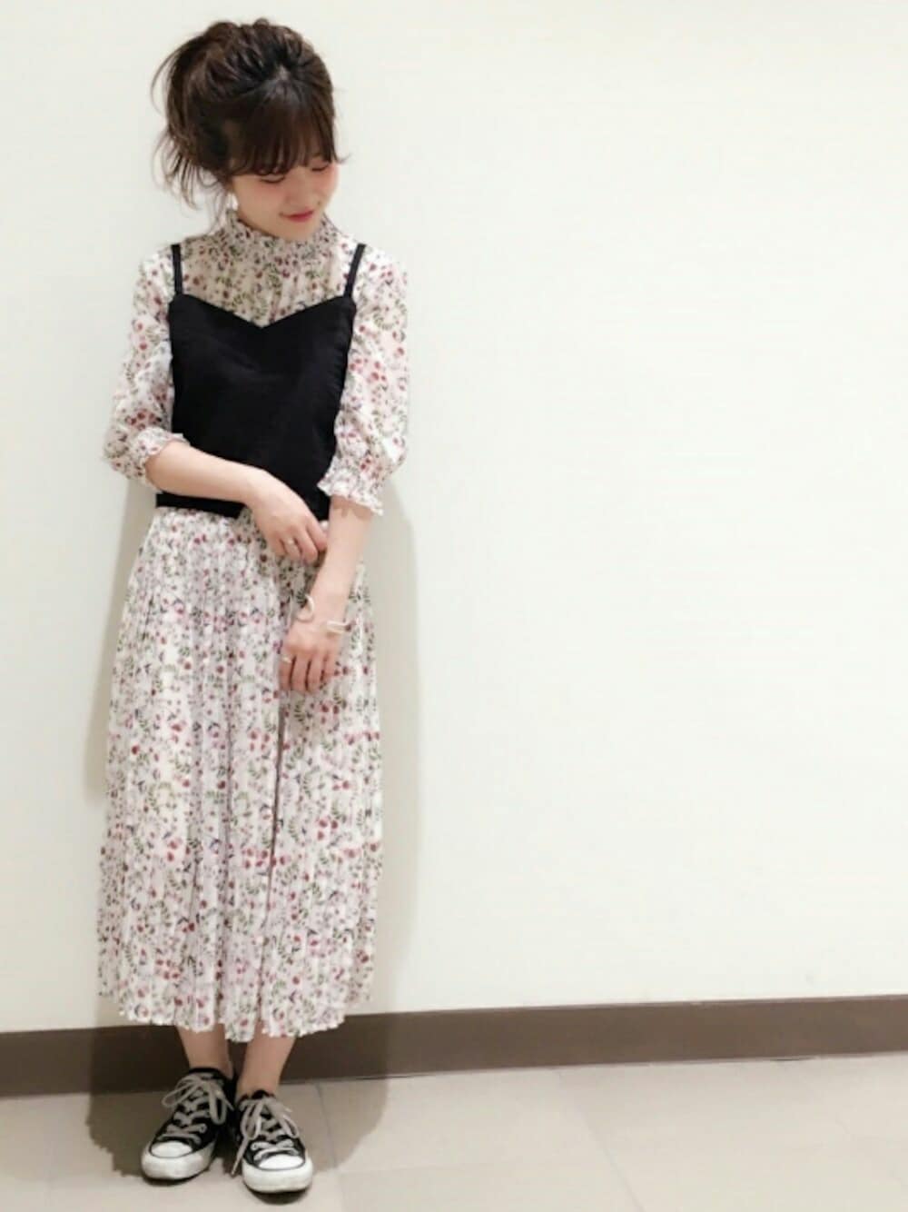 ホワイト系のワンピース、ブラック系のシャツ/ブラウス、その他のその他を着用したレディースの夏コーディネートの1枚目の写真