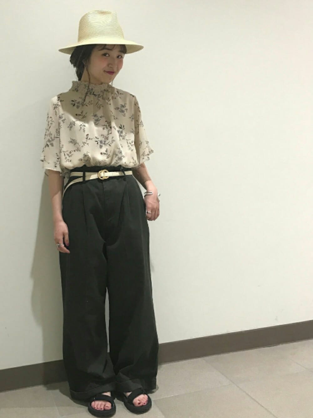 ベージュ系のシャツ/ブラウス、グリーン系のその他パンツ、ベージュ系のハットを着用したレディースの夏コーディネートの1枚目の写真