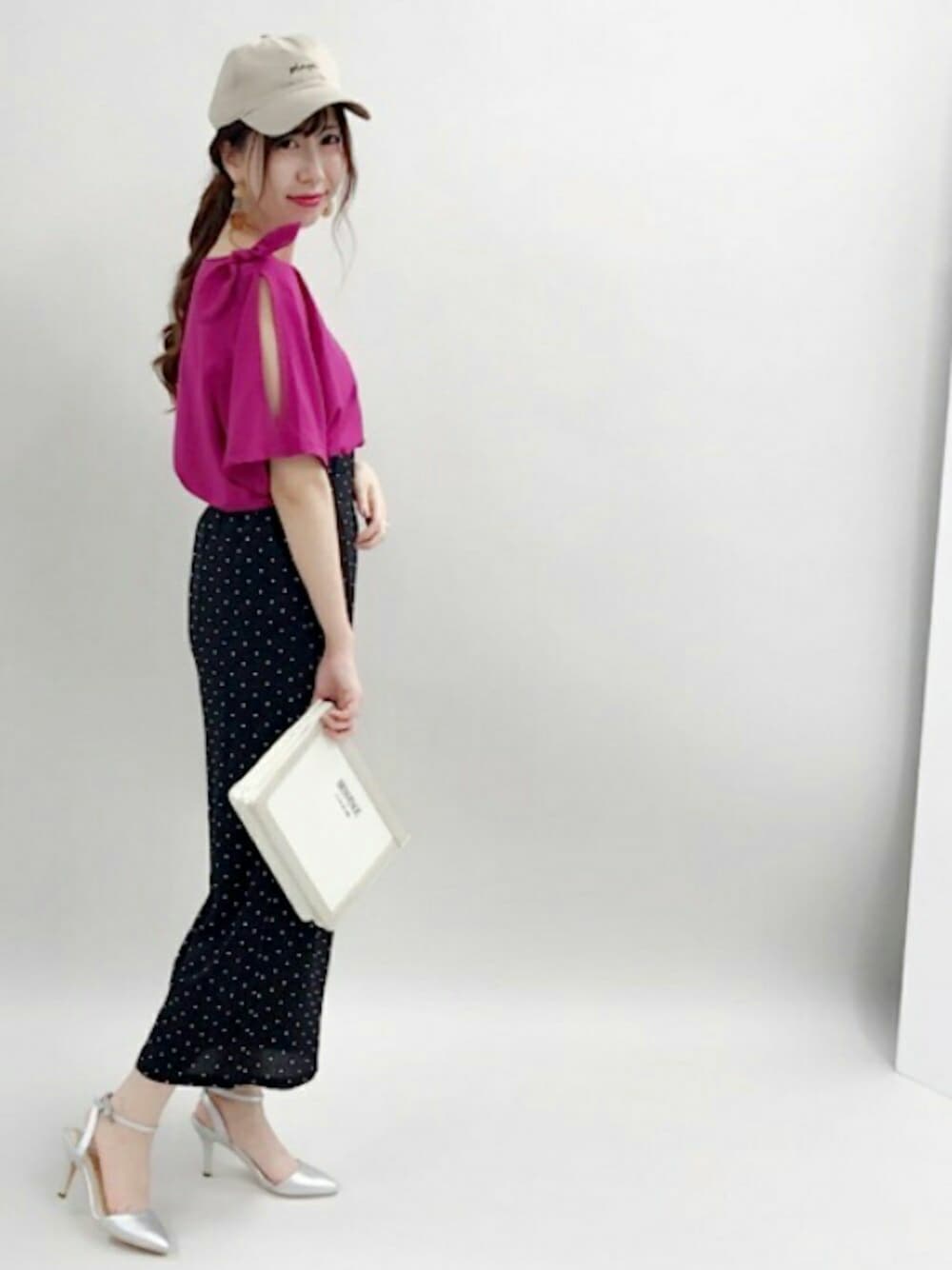 ピンク系のシャツ/ブラウス、ブラック系のその他パンツ、シルバー系のショルダーバッグを着用したレディースの夏コーディネートの1枚目の写真