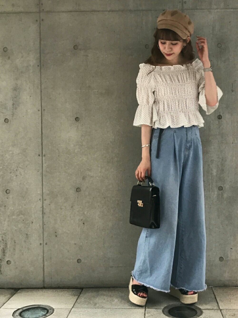 「休日コーデ、夏、パンツスタイル、デニム、denim、大人コーデ、ワイトパンツ、フリルトップス、ドット、サンダル」｜「archivesのシャーリングオフショルブラウス（シャツ/ブラウス、ホワイト系）」を使った、archivesさん（レディース・162cm）の夏コーディネートの1枚目の写真