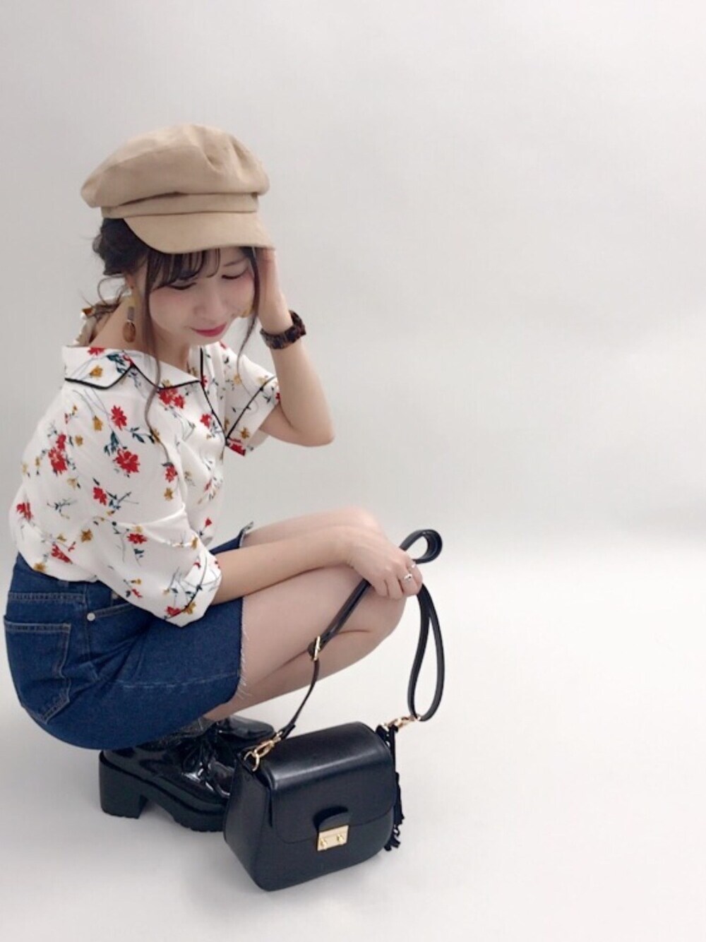 「カジュアルコーデ、夏コーデ、ラクチンコーデ、デニム、ネイビー、ootd、キャスケット、花柄、アルシーヴ(archives)、archives」｜「archivesの半袖パイピングシャツ（シャツ/ブラウス、ホワイト系）」を使った、archivesさん（レディース・161cm）の夏コーディネートの1枚目の写真