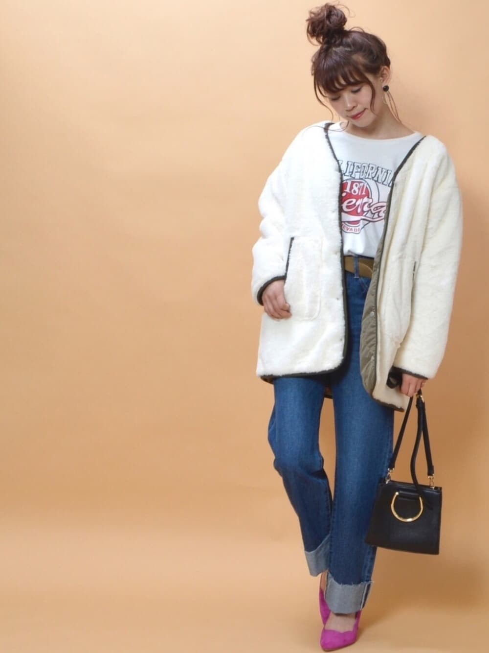 「カジュアル、ゆるコーデ、デニム、Tシャツ、休日コーデ、白、おでかけ、シンプル、新作、outfit」｜「archivesの中綿キルトボアリバーシブルコート（ミリタリージャケット、グリーン系）」を使った、archivesさん（レディース・162cm）の夏コーディネートの1枚目の写真