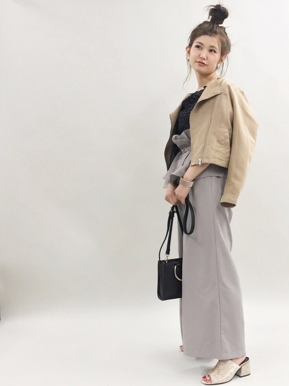 「シンプルコーデ、オトナカジュアル、パンツスタイル、ラフ、ワイドパンツ、休日スタイル、ドット、サンダル、アルシーヴ(archives)、archives」｜「archivesのシャーリングオフショルブラウス（シャツ/ブラウス、ブラック系）」を使った、archivesさん（レディース・154cm）の夏コーディネートの1枚目の写真
