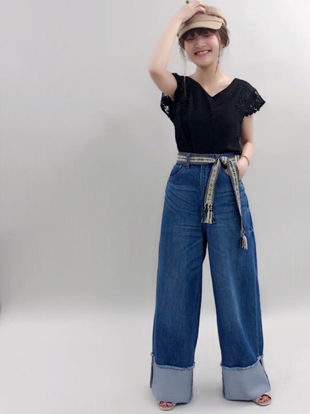 「レース、デニム、ワイドパンツ、キャスケット、黒、シンプルコーデ、オトナカジュアル、休日コーデ、カジュアルコーデ、archives」｜「archivesのスエード風マリンキャスケット（キャスケット、ベージュ系）」を使った、archivesさん（レディース・151cm）の夏コーディネートの1枚目の写真