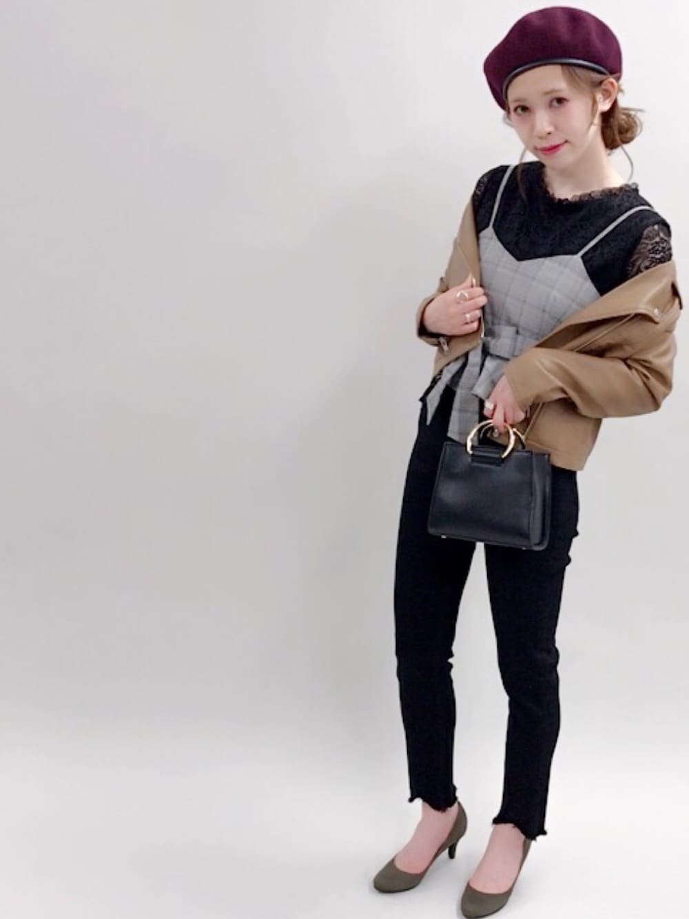 「シンプルコーデ、オトナカジュアル、黒、休日スタイル、ootd、casual、デニムパンツ、スキニーデニム、レースブラウス、ビスチェ」｜「archivesのダブルライダース（ライダースジャケット、イエロー系）」を使った、archivesさん（レディース・162cm）の夏コーディネートの1枚目の写真