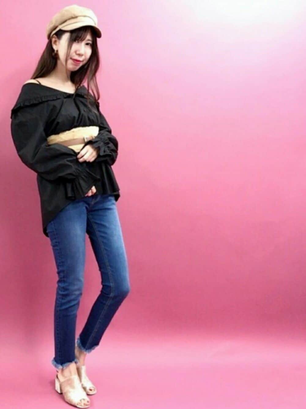 「カジュアルコーデ、オトナ女子、おしゃれさんと繋がりたい、ootd、秋コーデ、モノトーン、ベージュ、キャスケット、コルセット、ウエストマーク」｜「archivesのフリルオフショルシャツ（シャツ/ブラウス、ブラック系）」を使った、archivesさん（レディース・161cm）の夏コーディネートの1枚目の写真