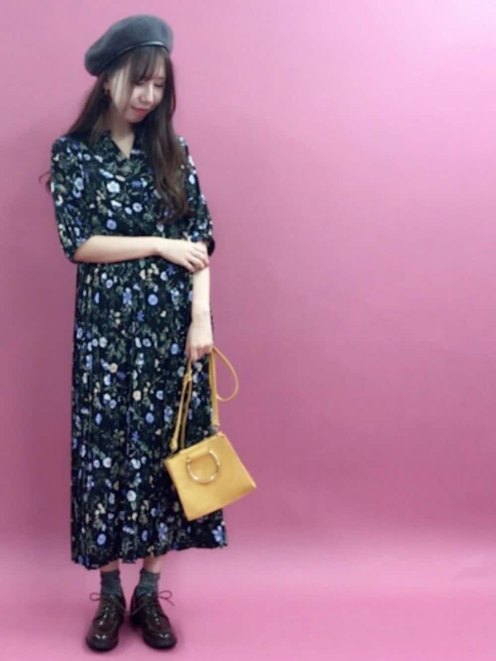 「秋のコーデ、レトロ、ヴィンテージ、ワンピース、オトナ女子、休日スタイル、ベレー帽、レースアップシューズ、花柄、archives」｜「archivesの花柄ガウンワンピース（ワンピース、ブラック系）」を使った、archivesさん（レディース・161cm）の夏コーディネートの1枚目の写真