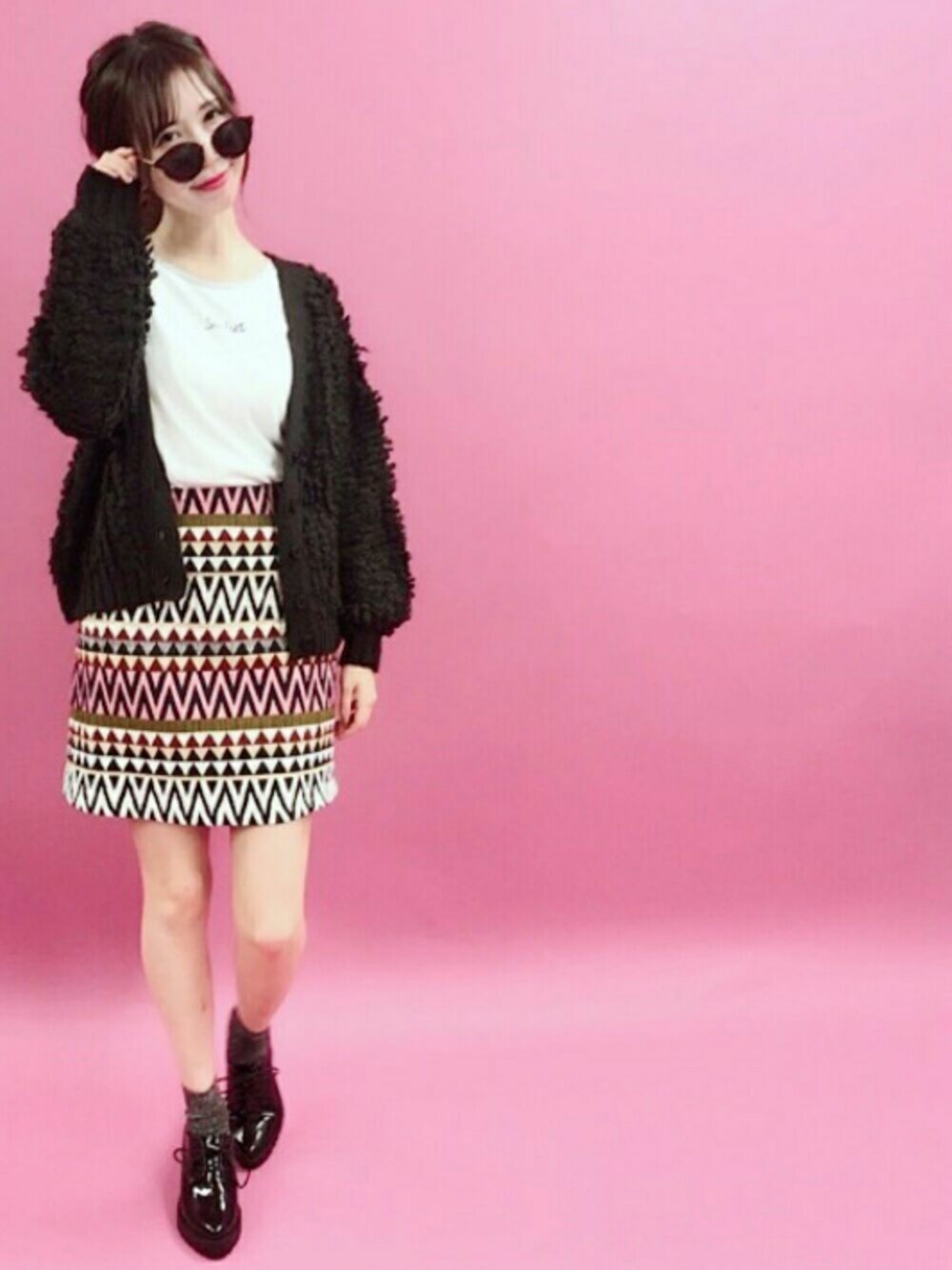 「オトナカジュアル、ootd、fashion、秋のコーデ、デート、秋色、タイトスカート、台形ｽｶｰﾄ、もこもこ、レースアップシューズ」｜「archivesの後ろ重ねＶループ編みニットカーデ（カーディガン/ボレロ、ブラック系）」を使った、archivesさん（レディース・161cm）の夏コーディネートの1枚目の写真