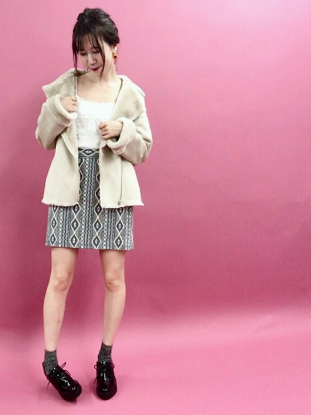「オトナ女子、秋コーデ、秋、モノトーンコーデ、ハイウエスト、vintage、柄、ムートンコート、ファー、ふわふわ」｜「archivesのストレッチレースキャミソール（Tシャツ/カットソー、ホワイト系）」を使った、archivesさん（レディース・161cm）の夏コーディネートの1枚目の写真