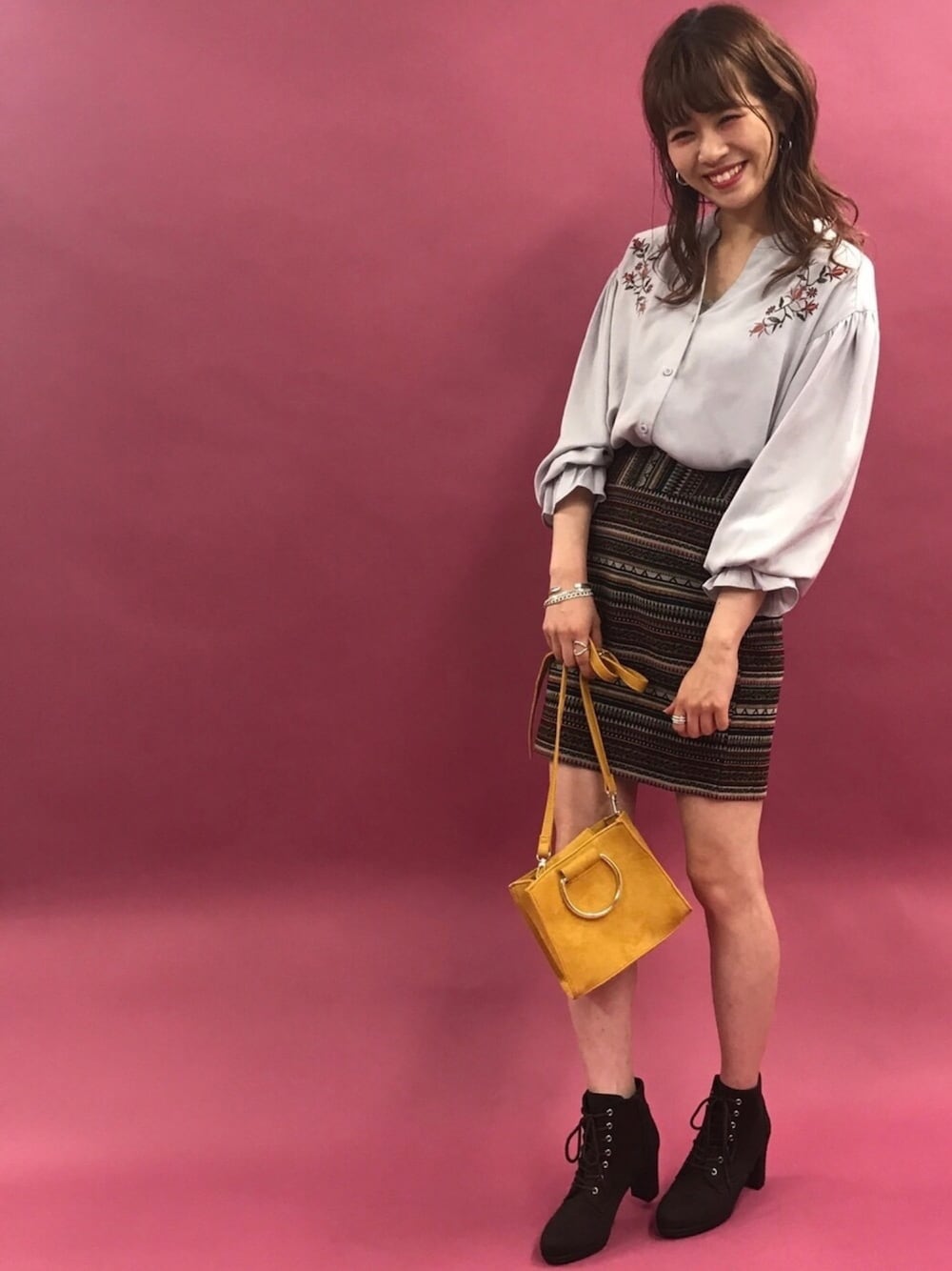 「レトロ、タイトスカート、ブラウス、刺繍、マスタード、大人カジュアル、ブーツ、シンプルコーデ、オトナガーリー、archives」｜「archivesの肩刺繍ギャザーブラウス（シャツ/ブラウス、グレー系）」を使った、archivesさん（レディース・162cm）の夏コーディネートの1枚目の写真