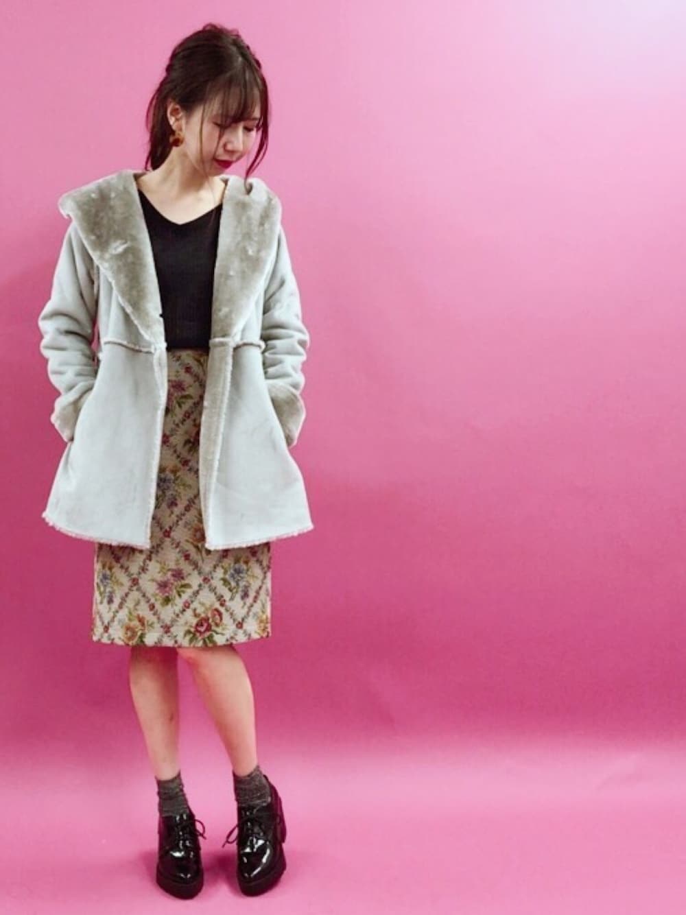 「オトナカジュアル、おでかけ、オトナ女子、タイトスカート、ゴブラン、花柄、コート、ムートンコート、アルシーヴ(archives)、archives」｜「archivesのFムートンショートフードアウター（ムートンコート、グレー系）」を使った、archivesさん（レディース・161cm）の夏コーディネートの1枚目の写真