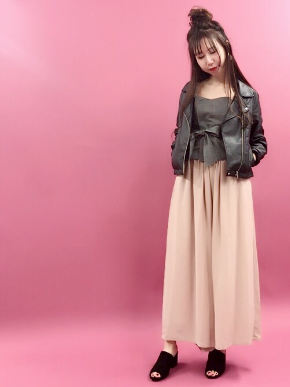 「カジュアル、シンプル、パンツスタイル、黒、モノトーン、チェック、ブラックコーデ、サンダル、chic、ビスチェ」｜「archivesのダブルライダース（ライダースジャケット、ブラック系）」を使った、archivesさん（レディース・161cm）の夏コーディネートの1枚目の写真