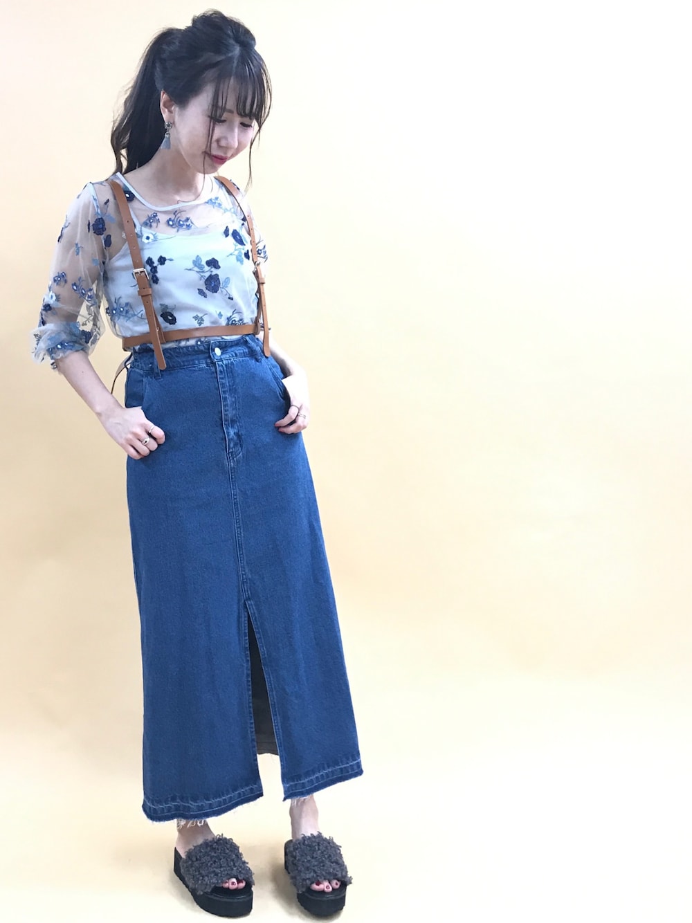 「大人カジュアル、シンプル、夏、大人コーデ、カジュアルコーデ、ハイウエスト、秋のコーデ、大人ガーリー、スポサン、ワイドデニム」｜「archivesの刺繍プルオーバー+キャミセット（シャツ/ブラウス、グレー系）」を使った、archivesさん（レディース・158cm）の夏コーディネートの1枚目の写真
