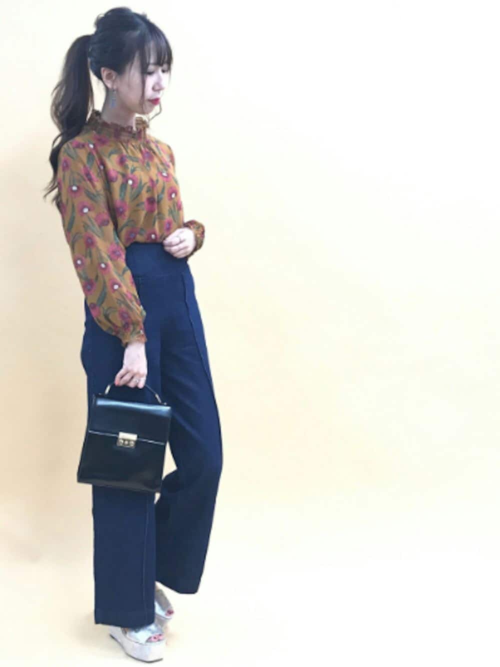 「カジュアルコーデ、秋のコーデ、ワイドパンツ、休日スタイル、デニム、レトロ、花柄、vintage、シンプル、archives」｜「archivesの【WEB限定】vintage花柄ブラウス（シャツ/ブラウス、イエロー系）」を使った、archivesさん（レディース・161cm）の夏コーディネートの1枚目の写真