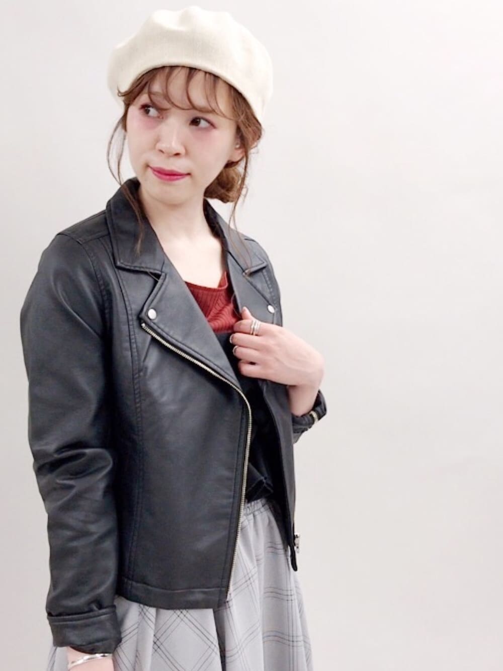 「オトナカジュアル、休日スタイル、ootd、レザージャケット、チェック、スカート、秋コーデ、ベレー帽、アルシーヴ(archives)、archives」｜「archivesのサーモベレー（ハンチング/ベレー帽、ホワイト系）」を使った、archivesさん（レディース・162cm）の夏コーディネートの1枚目の写真