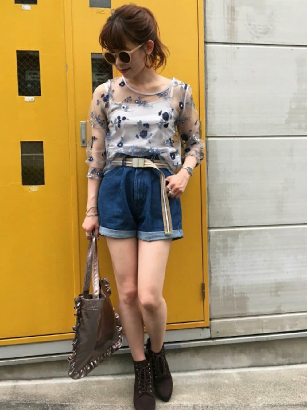 「オトナカジュアル、ootd、休日スタイル、秋色、おしゃれさんと繋がりたい、ハイウエスト、デニム、ショートパンツ、刺繍、ショートブーツ」｜「archivesの刺繍プルオーバー+キャミセット（シャツ/ブラウス、グレー系）」を使った、archivesさん（レディース・162cm）の夏コーディネートの1枚目の写真