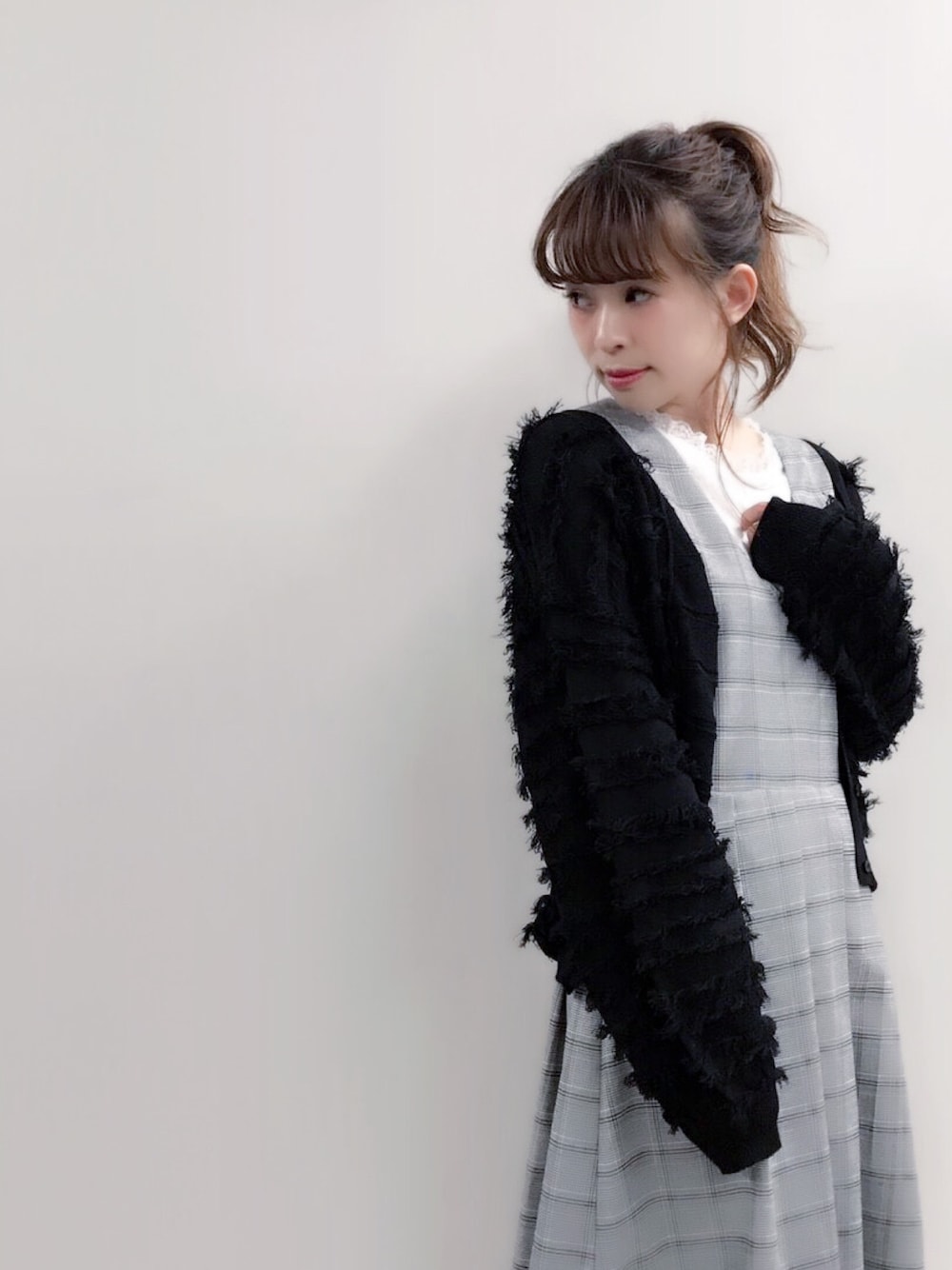 「カジュアルコーデ、シンプル、秋のコーデ、オトナカジュアル、休日スタイル、黒、fashion、レトロ、ワンピース、大人ガーリー」｜「archivesのフリンジボーダー編みカーデ（カーディガン/ボレロ、ブラック系）」を使った、archivesさん（レディース・162cm）の夏コーディネートの1枚目の写真