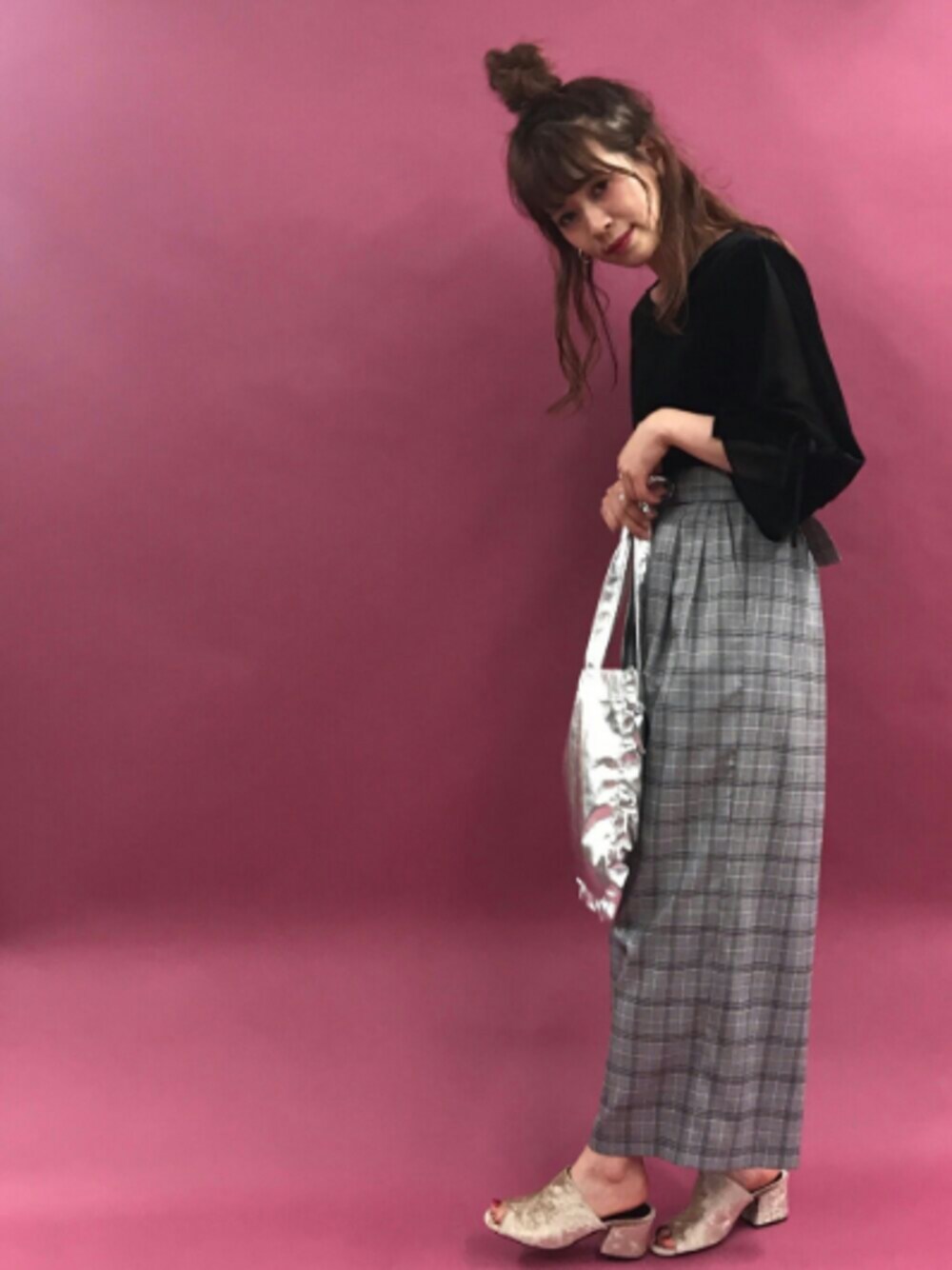 「きれいめカジュアル、ワイドパンツ、大人カジュアル、ブラック、チェック、ootd、シンプルコーデ、秋のコーデ、archives、アルシーヴ(archives)」｜「archivesのグレンチェックベルト付ワイドパンツ（その他パンツ、グレー系）」を使った、archivesさん（レディース・162cm）の夏コーディネートの1枚目の写真