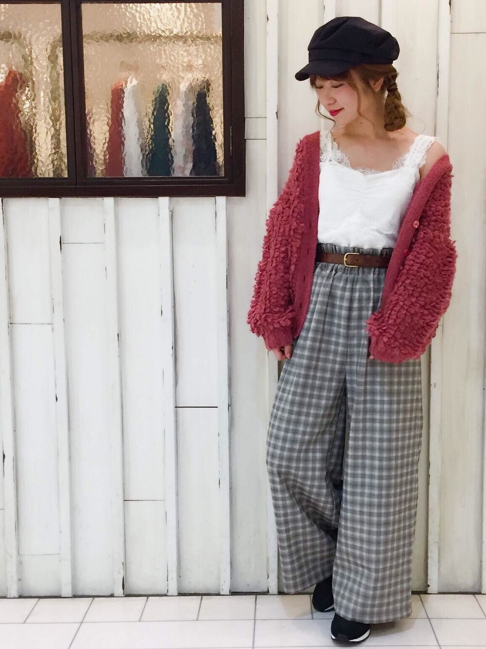 「秋コーデ、カジュアル、大人コーデ、パンツスタイル、ootd、秋服、ゆるコーデ、スニーカー、グレンチェック、キレイめ」｜「archivesの後ろ重ねＶループ編みニットカーデ（カーディガン/ボレロ、ピンク系）」を使った、archivesさん（レディース・153cm）の夏コーディネートの1枚目の写真