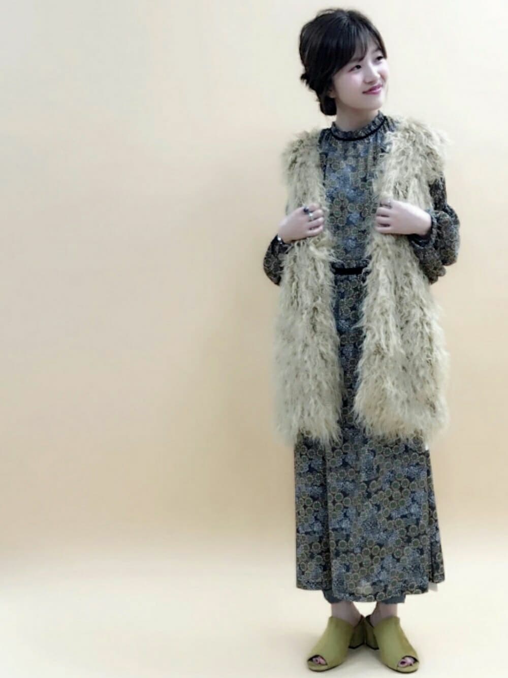 「オトナ女子、ワンピース、秋、ファー、ファーベスト、ベロア、レトロ、ootd、黒、秋服」｜「archivesの2WAY花柄ワンピース（ワンピース、グレー系）」を使った、archivesさん（レディース・151cm）の夏コーディネートの1枚目の写真
