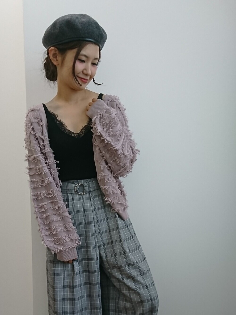 ピンク系のニット/セーター、グレー系のその他パンツ、ブラック系のニット/セーターを着用したレディースの夏コーディネートの1枚目の写真