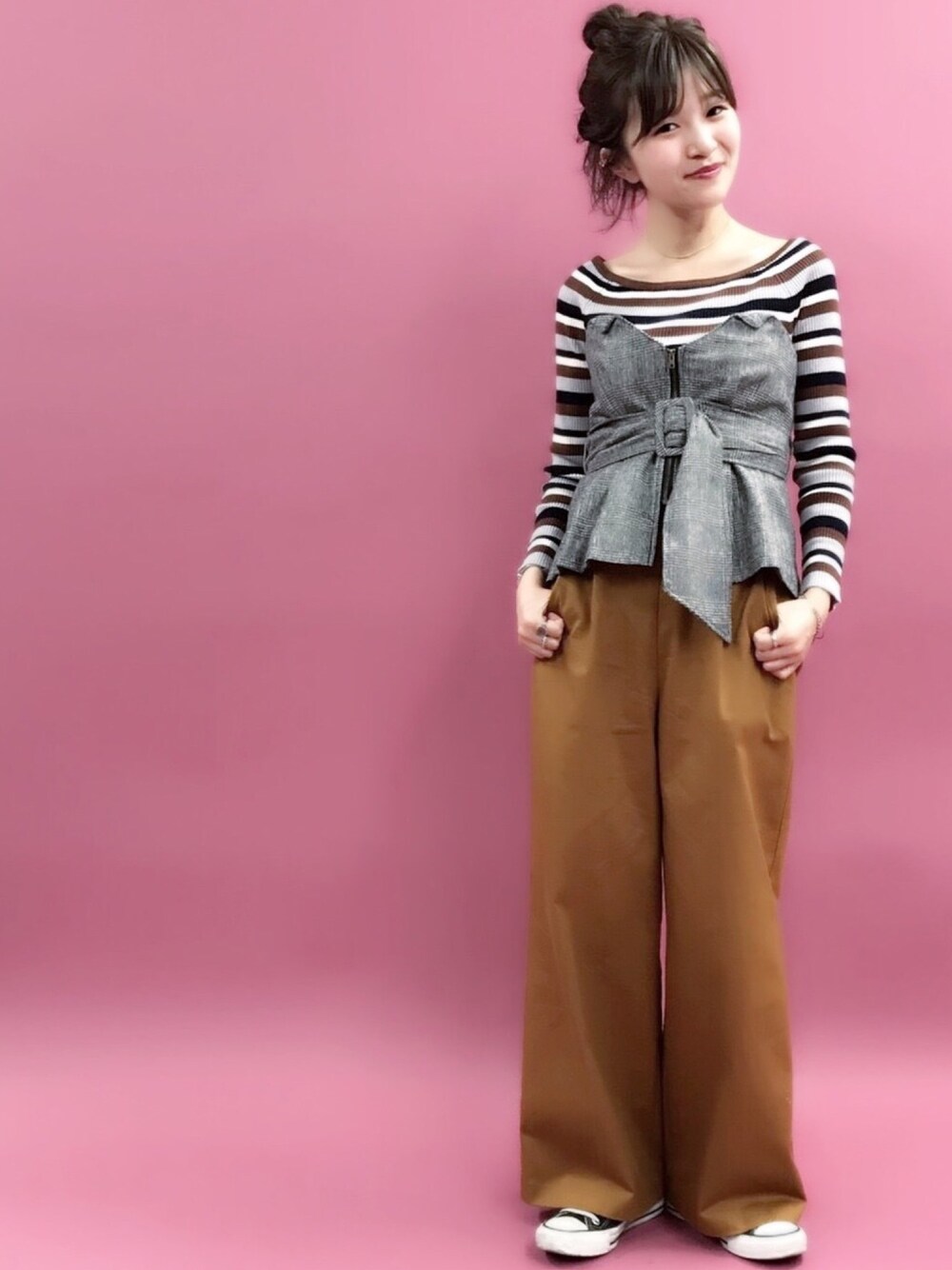 「大人カジュアル、カジュアルコーデ、スニーカー、ワイドパンツ、秋色、チェック、ビスチェ、ボーダー、アルシーヴ(archives)、archives」｜「archivesのチノセンタープレス94丈ワイドパンツ（チノパンツ、イエロー系）」を使った、archivesさん（レディース・151cm）の夏コーディネートの1枚目の写真