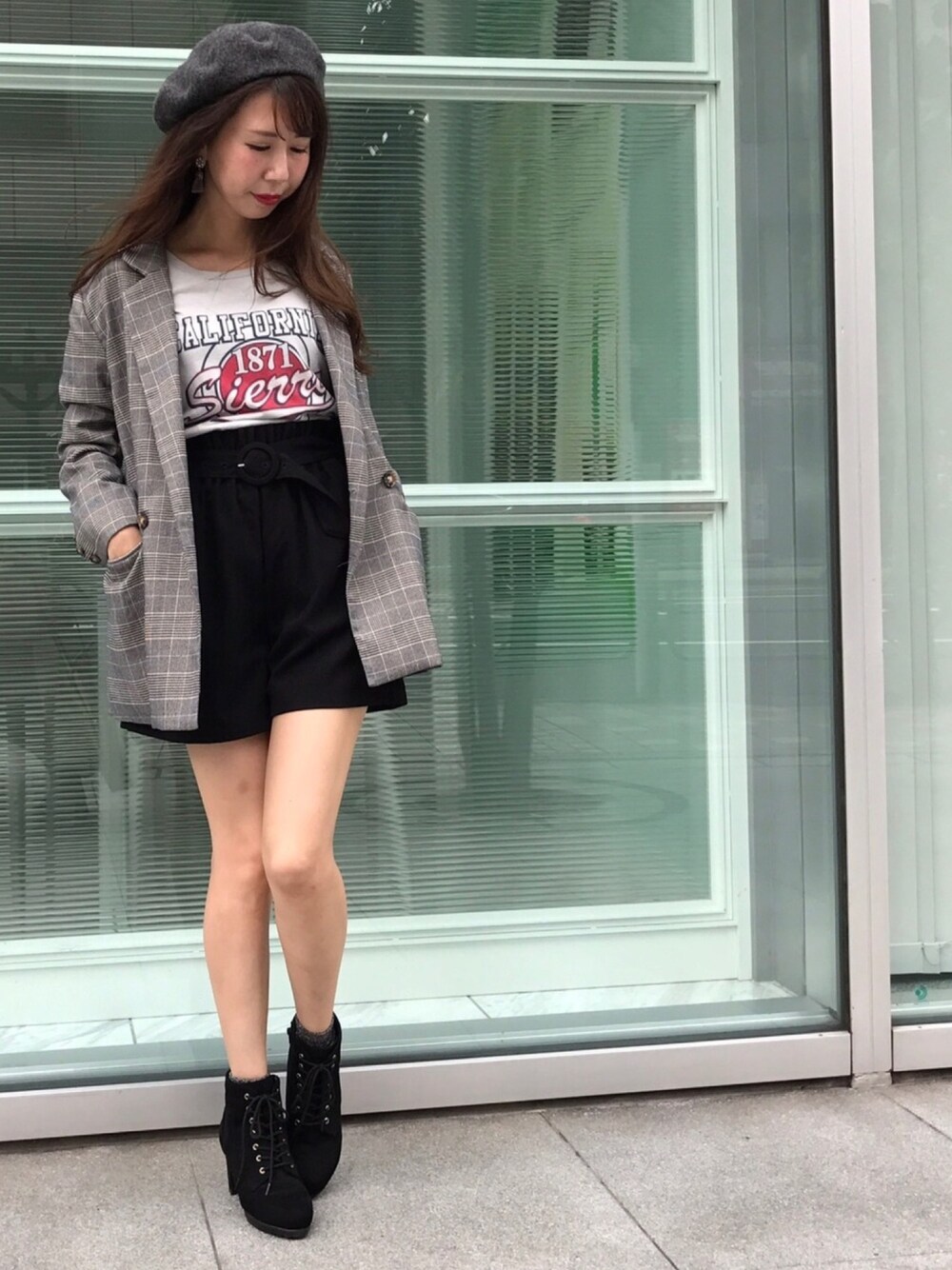グレー系のテーラードジャケット、ホワイト系のTシャツ/カットソー、ブラック系のその他パンツを着用したレディースの秋コーディネートの1枚目の写真