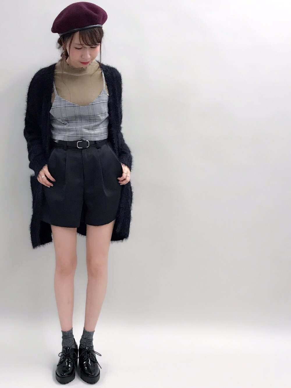 ブラック系のニット/セーター、ブラック系のその他パンツ、ベージュ系のTシャツ/カットソーを着用したレディースの秋コーディネートの1枚目の写真