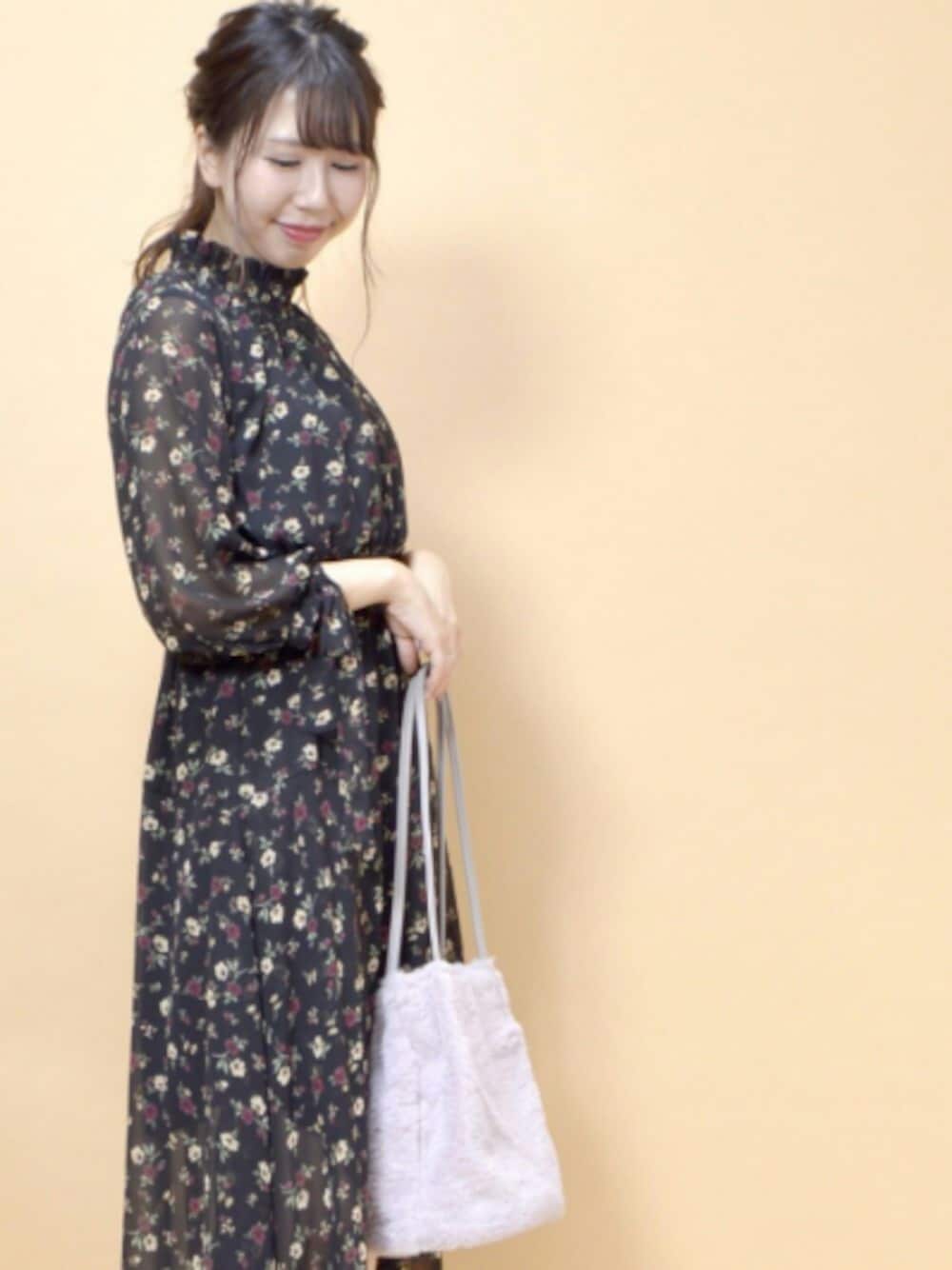 「秋のコーデ、花柄、ワンピース、レトロ、オトナ女子、ootd、vintage、ファー小物、休日スタイル、archives」｜「archivesの花柄シャーリングイレヘムスカート（ワンピース、ブラック系）」を使った、archivesさん（レディース・161cm）の秋コーディネートの1枚目の写真