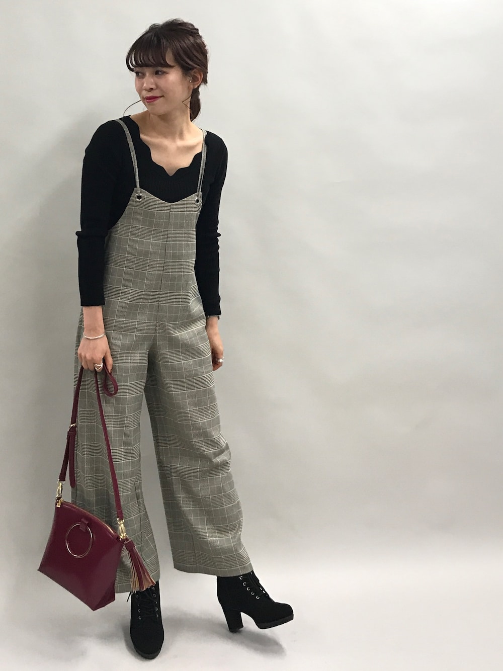 「シンプルコーデ、秋コーデ、カジュアルコーデ、きれいめカジュアル、オトナ女子、ボルドー、ショートブーツ、サロペット、グレンチェック、ブラック」｜「archivesのスカラップリブニットプルオーバー（ニット/セーター、ブラック系）」を使った、archivesさん（レディース・162cm）の秋コーディネートの1枚目の写真