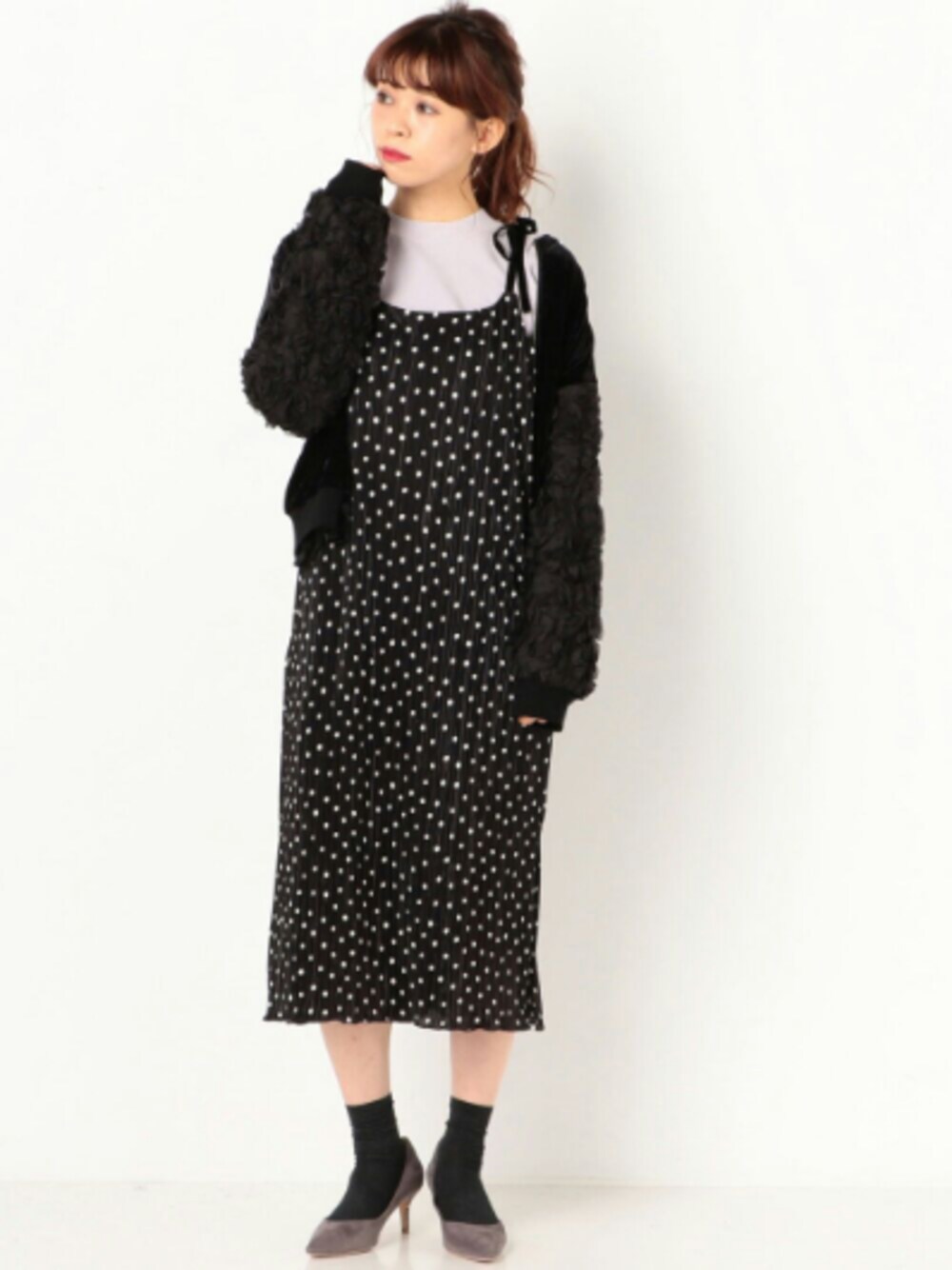 「休日スタイル、ブラック、オトナカジュアル、ドット、オトナ女子、ワンピース、オールブラック、ootd、パンプス、archives」｜「archivesの【WEB限定】袖レースベロアジャケット（ブルゾン、ブラック系）」を使った、archivesさん（レディース・158cm）の秋コーディネートの1枚目の写真