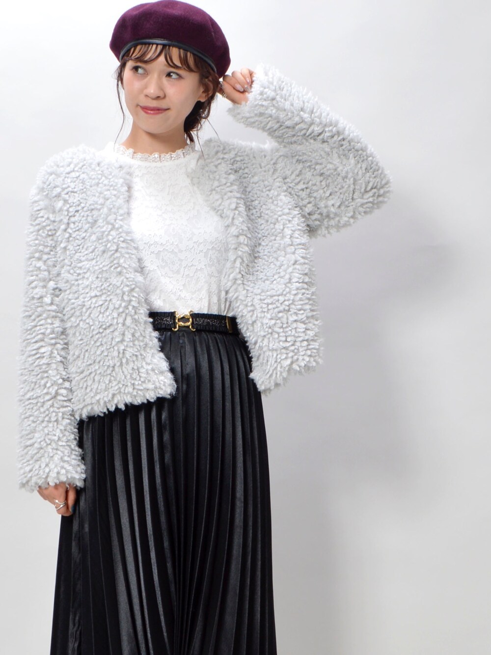 「秋コーデ、大人カジュアル、ootd、スカート、大人コーデ、もこもこ、黒、キレイめ、モノトーン、archivesふわもこ」｜「archivesのパイピングベレー帽（ハンチング/ベレー帽、レッド系）」を使った、archivesさん（レディース・162cm）の秋コーディネートの1枚目の写真