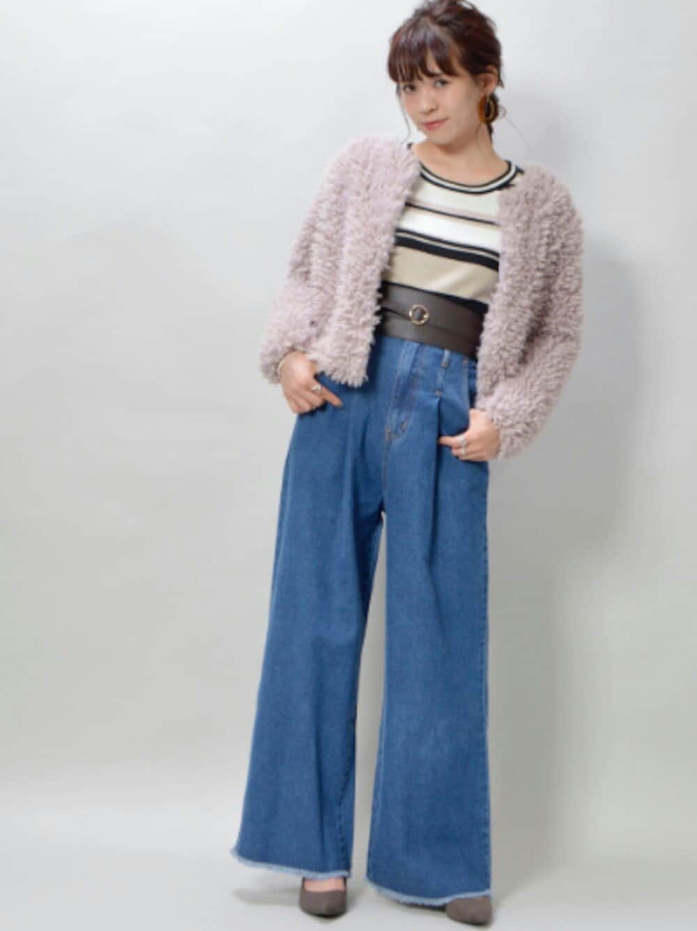 「カジュアル、パンツスタイル、ootd、ファーコート、デニム、ワイドパンツ、ボーダー、オトナ女子、秋のコーデ、archives」｜「archivesのベルト付フリンジデニムワイドパンツ（デニムパンツ、ブルー系）」を使った、archivesさん（レディース・162cm）の秋コーディネートの1枚目の写真