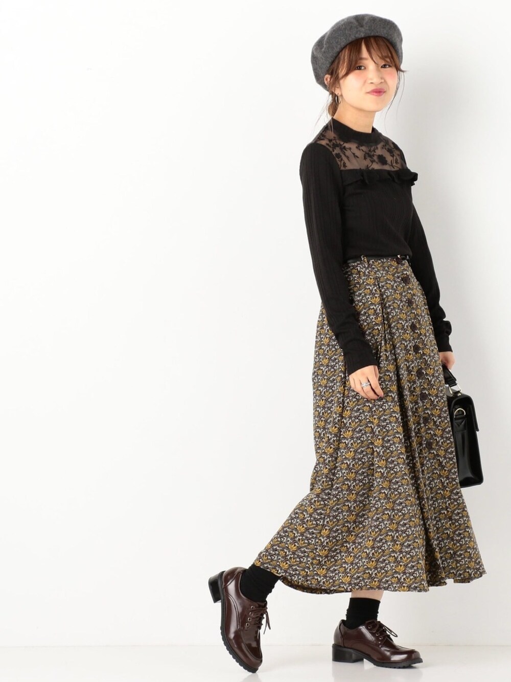 「秋コーデ、大人カジュアル、ootd、大人コーデ、黒、スカート、花柄、ベレー帽、アルシーヴ(archives)、archives」｜「archivesのパイピングベレー帽（ハンチング/ベレー帽、グレー系）」を使った、archivesさん（レディース・151cm）の秋コーディネートの1枚目の写真