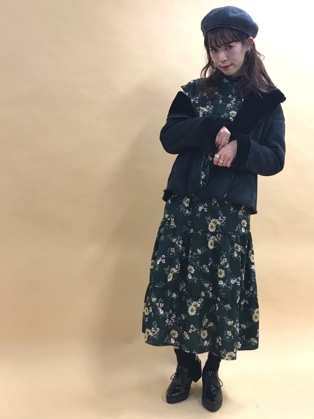 「ムートンコート、ライダース、花柄、花柄ワンピース、ワンピース、黒、秋コーデ、大人ガーリー、寒い、archives」｜「archivesのパイピングベレー帽（ハンチング/ベレー帽、グレー系）」を使った、archivesさん（レディース・162cm）の秋コーディネートの1枚目の写真