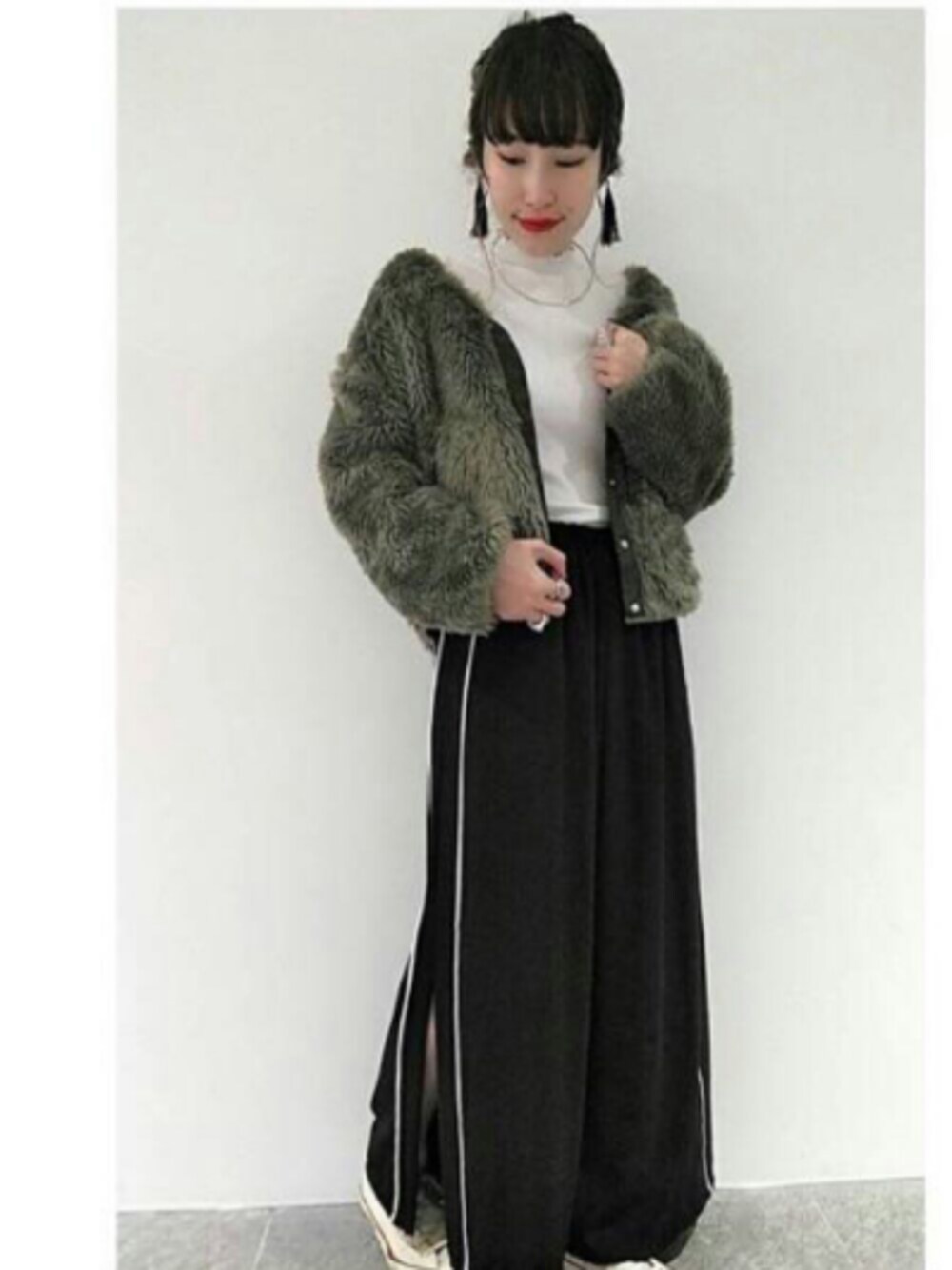 「カジュアルコーデ、ファーコート、オトナカジュアル、スニーカー、スポーツミックス、ワイドパンツ、ootd、MA-1、グリーン、archives」｜「archivesのスリットパイピングパンツ（その他パンツ、ブラック系）」を使った、archivesさん（レディース・160cm）の秋コーディネートの1枚目の写真