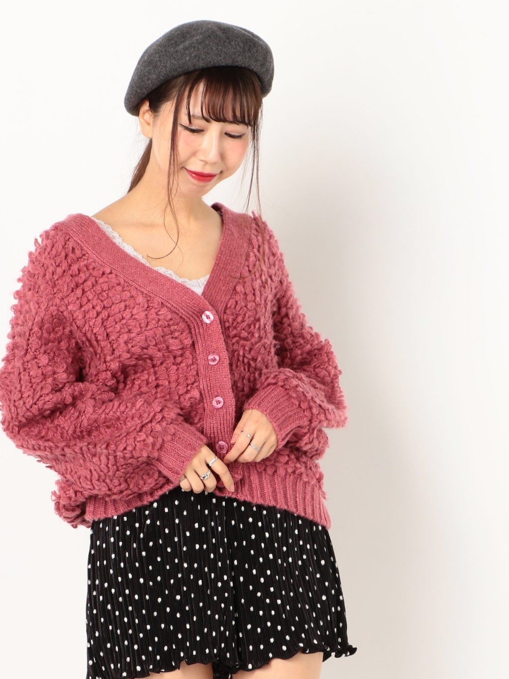 「秋コーデ、オトナカジュアル、シンプルコーデ、wearhalloween2017、秋、もこもこ、大人ガーリー、カーディガン、大人女子、ベレー帽」｜「archivesの後ろ重ねＶループ編みニットカーデ（カーディガン/ボレロ、ピンク系）」を使った、archivesさん（レディース・161cm）の秋コーディネートの1枚目の写真