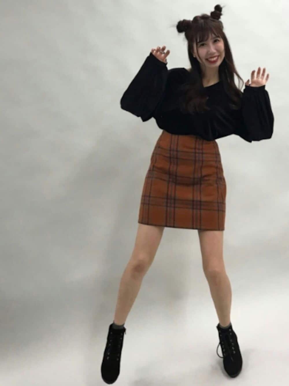 「wearhalloween2017、秋のコーデ、大人カジュアル、ブラック、タイトスカート、ootd、ショートブーツ、オレンジ、ハロウィン、archives」｜「archivesのチェックウールタイトスカート（スカート、オレンジ系）」を使った、archivesさん（レディース・161cm）の秋コーディネートの1枚目の写真