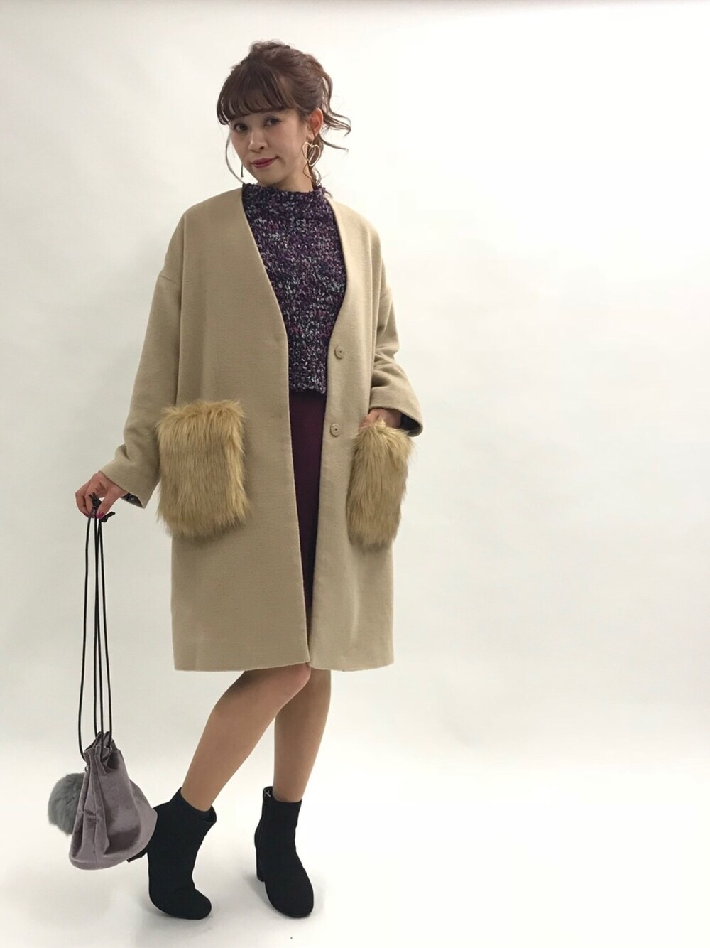 「秋のコーデ、大人カジュアル、シンプル、ボリューム袖、outfit、きれいめカジュアル、大人ガーリー、ファー小物、コート、大人コーデ」｜「archivesのアイテム（ジャケット/アウター、ベージュ系）」を使った、archivesさん（レディース・162cm）の秋コーディネートの1枚目の写真