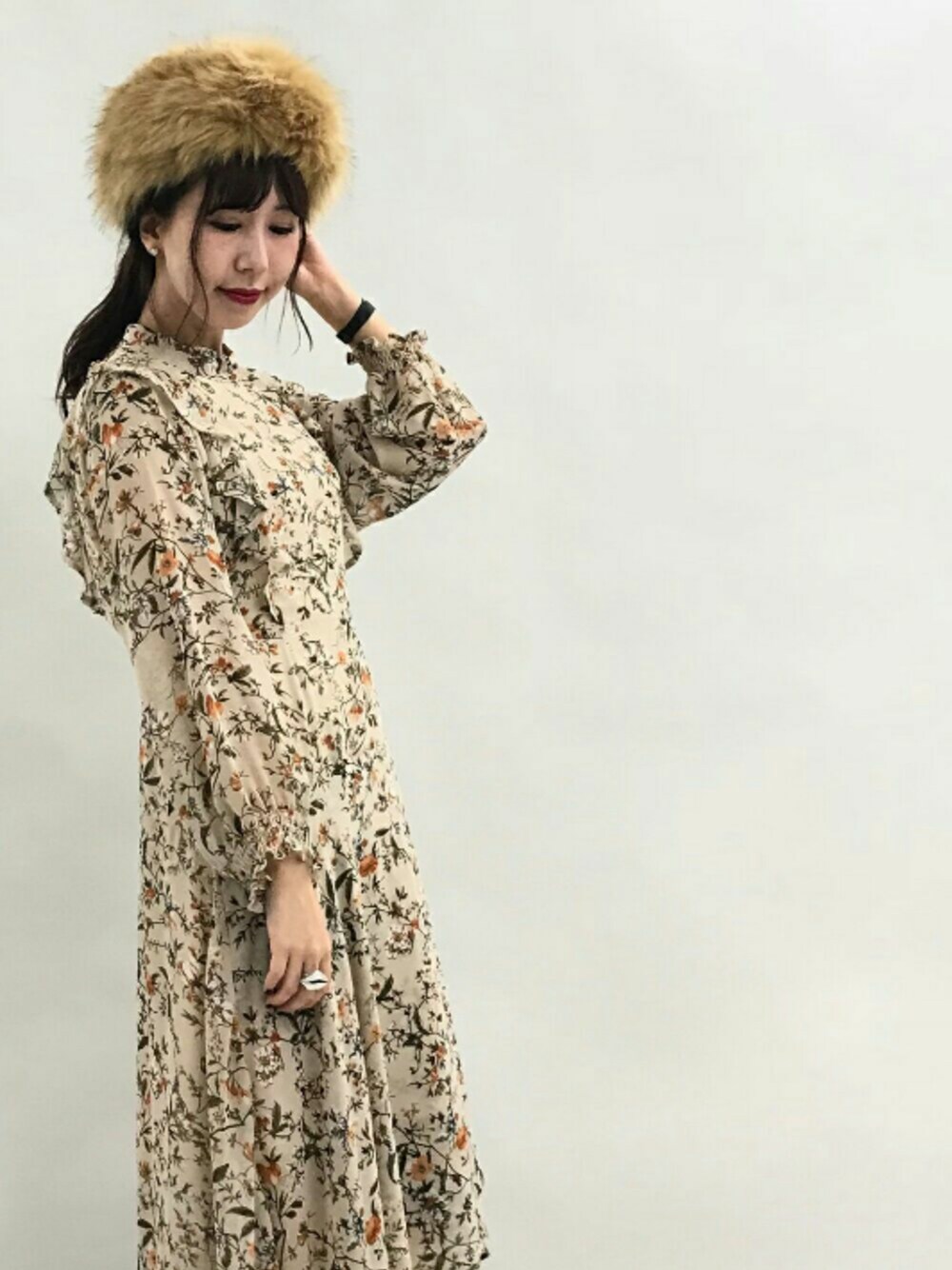 「大人ガーリー、fashion、花柄、花柄ワンピース、ファー小物、フリル、ワンピース、ハイネック、vintage、レトロ」｜「archivesの花柄ハイネックフリルワンピース（ワンピース、ベージュ系）」を使った、archivesさん（レディース・161cm）の秋コーディネートの1枚目の写真