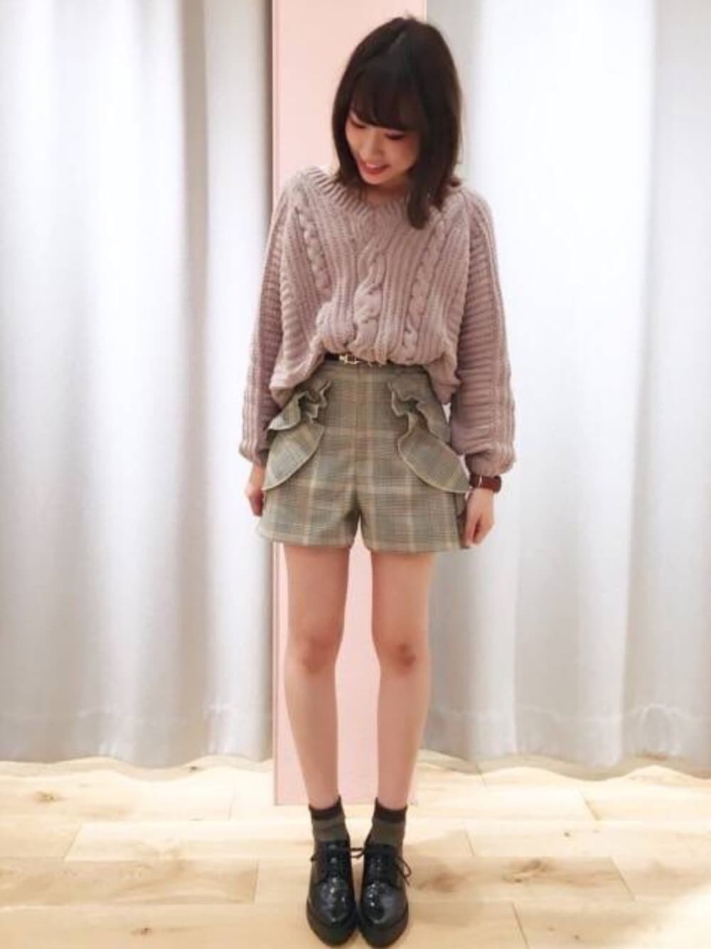 「ニット、ショートパンツ、チェック、もこもこ、カジュアルコーデ、シンプルコーデ、オトナ女子、きれいめカジュアル、休日スタイル」｜「archivesのケーブルモールヤーンプルオーバー（ニット/セーター、ピンク系）」を使った、archivesさん（レディース・154cm）の秋コーディネートの1枚目の写真