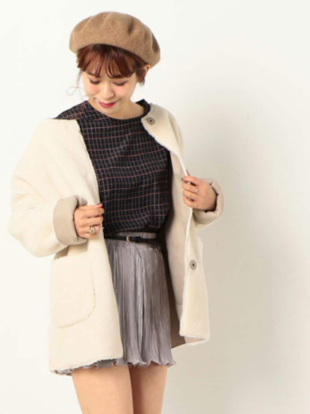 「オトナカジュアル、ムートンコート、ボア、リバーシブル、冬コーデ、シンプル、ベレー帽、ootd、カジュアル、archives」｜「archivesのチェックバルーンスリーブトップス（シャツ/ブラウス、ブルー系）」を使った、archivesさん（レディース・162cm）の秋コーディネートの1枚目の写真