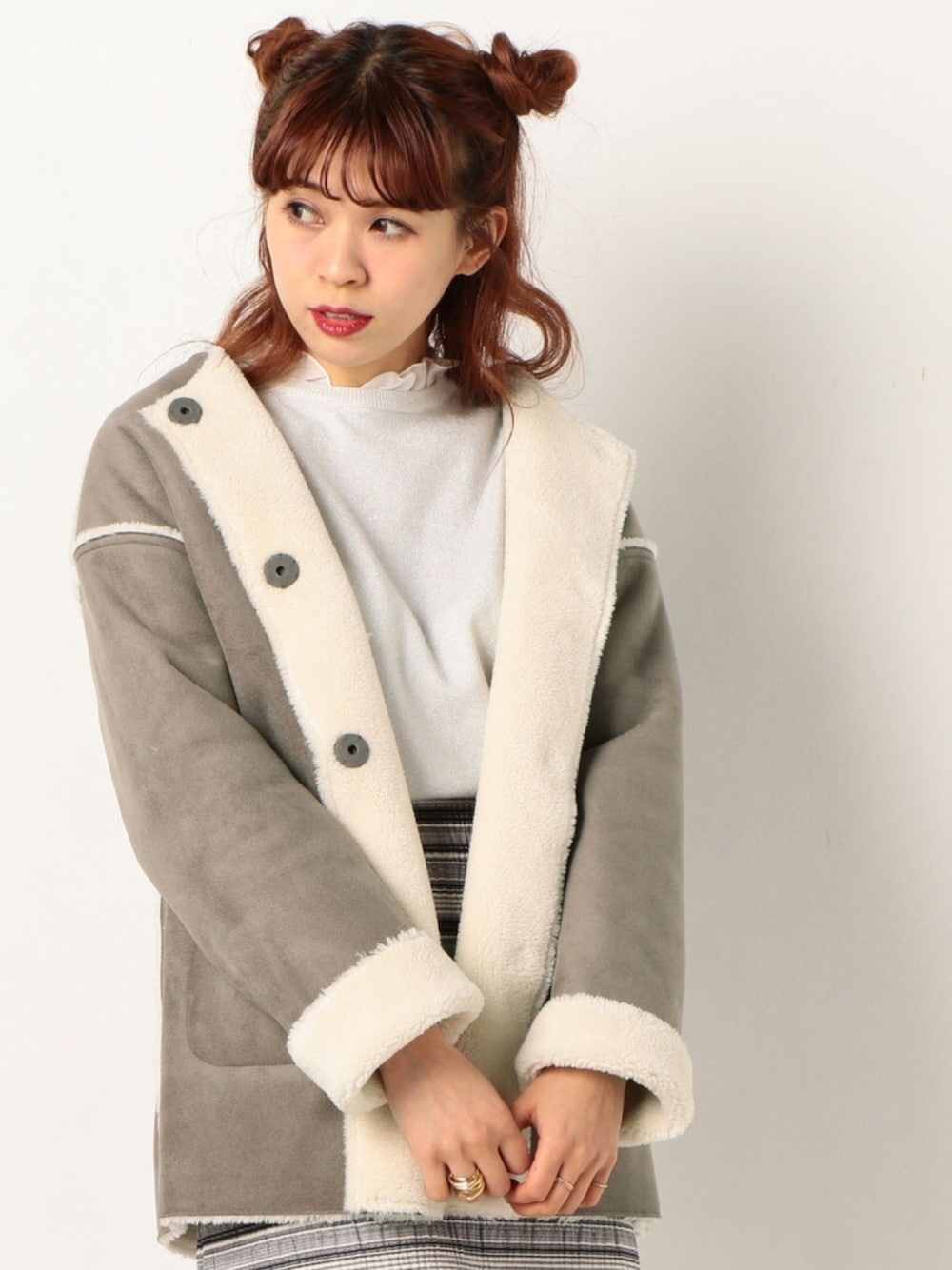 「冬コーデ、ootd、今日のコーデ、カジュアル、スカート、ラメ、ニット、アウター、アルシーヴ(archives)、archives」｜「archivesのリバーシブルムートン（ムートンコート、グレー系）」を使った、archivesさん（レディース・162cm）の秋コーディネートの1枚目の写真