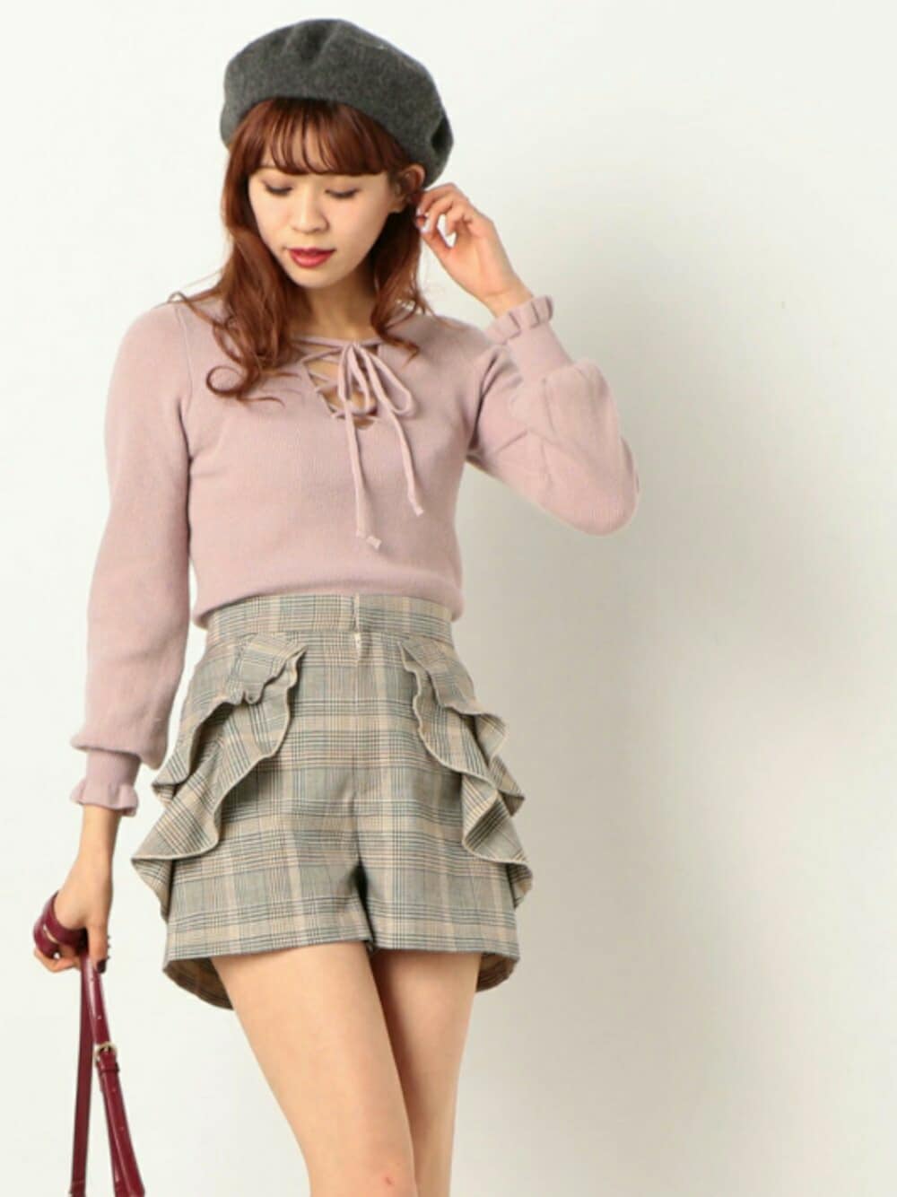 「グレンチェック、チェック、おしゃれさんと繋がりたい、ピンク、グレー、ベレー帽、フリル、レースアップ、ショートパンツ、ootd」｜「archivesのレースアップ2WAY畦ニット（ニット/セーター、ピンク系）」を使った、archivesさん（レディース・162cm）の秋コーディネートの1枚目の写真