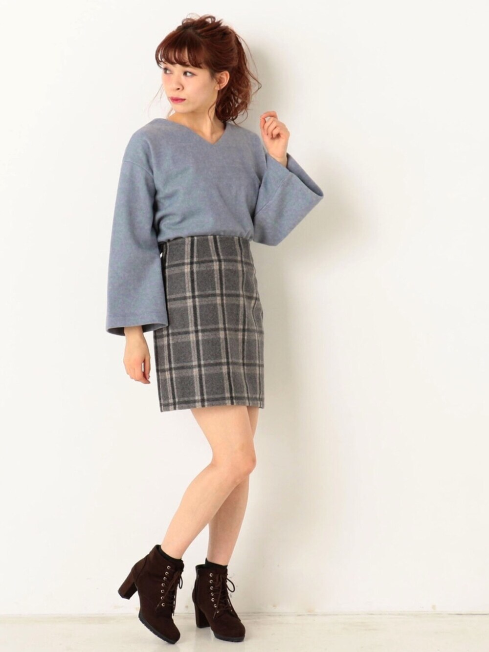「カジュアル、冬、シンプルコーデ、ゆるコーデ、きれいめカジュアル、outfit、チェック、スカート、アルシーヴ(archives)、archives」｜「archivesの袖切替えプルオーバー（Tシャツ/カットソー、ブルー系）」を使った、archivesさん（レディース・162cm）の冬コーディネートの1枚目の写真