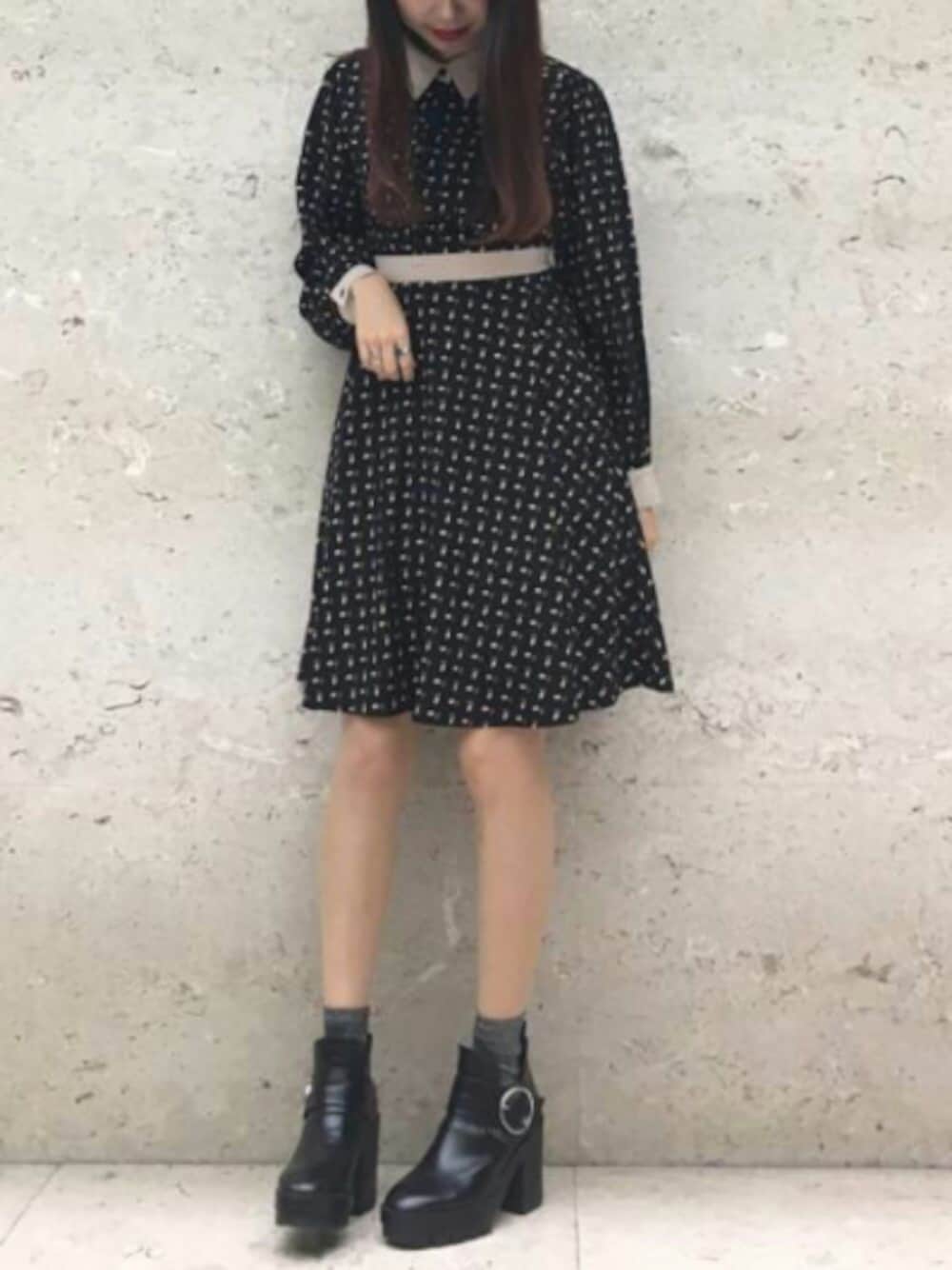 「冬コーデ、ワンピース、フェミニン、ootd、レトロ、ショートブーツ、ヴィンテージ、オトナ女子、ブラックコーデ、archives」｜「archivesの袖配色サーキュラーワンピース（ワンピース、ブラック系）」を使った、archivesさん（レディース・161cm）の冬コーディネートの1枚目の写真