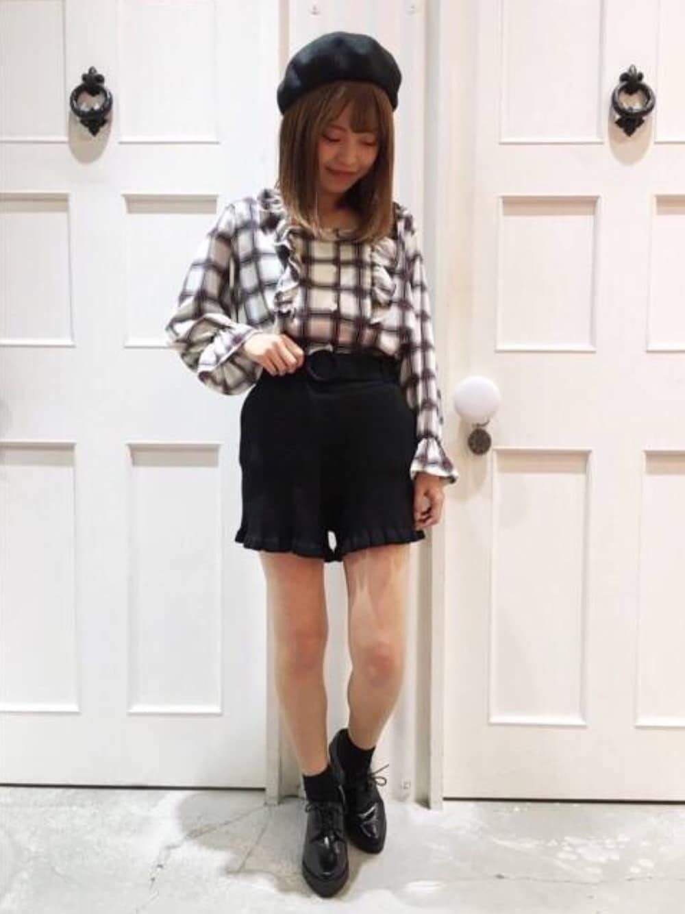 「冬コーデ、オトナカジュアル、outfit、ニットパンツ、ブラウス、チェック、ブラック、ベレー帽、アルシーヴ(archives)、archives」｜「archivesのチェックフリルブラウス（シャツ/ブラウス、ホワイト系）」を使った、archivesさん（レディース・156cm）の冬コーディネートの1枚目の写真
